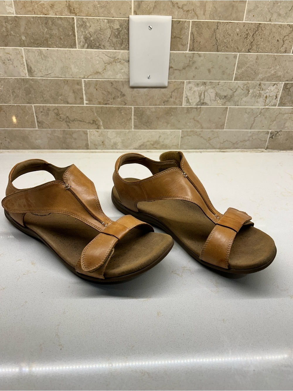 Taos Footwear Women's Leather Adjustable Tan/Brown Comfort Sandal - Picture 3 of 4